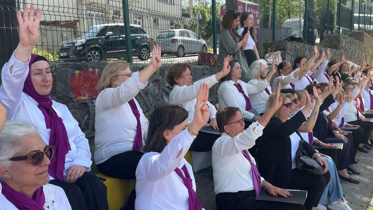 Avcılar'da kadın muhtarlardan 'elle yardım isteme işareti' için farkındalık çalışması