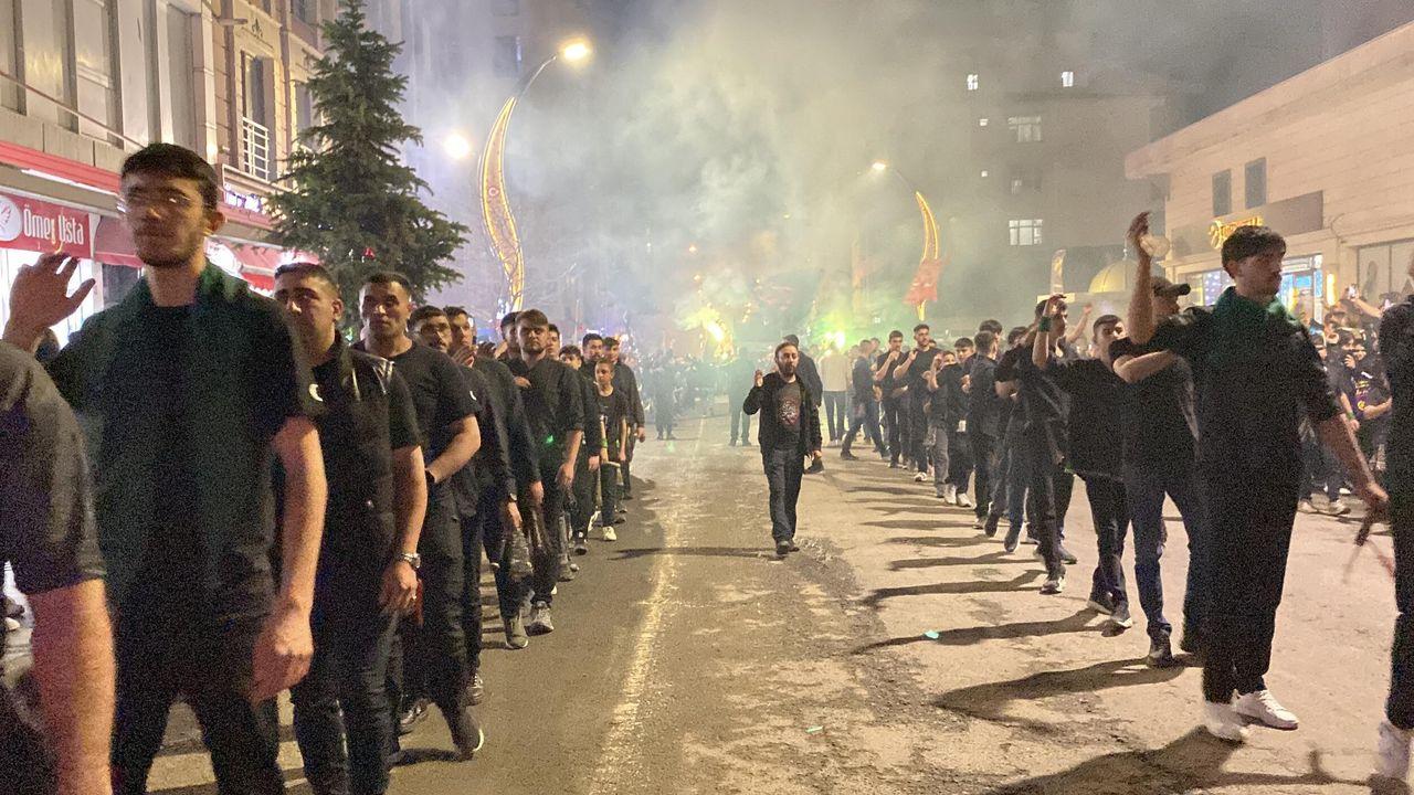 Kars’ta yüzlerce kişi ağıtlar yakıp, sine vurarak Kerbela şehitlerini andı