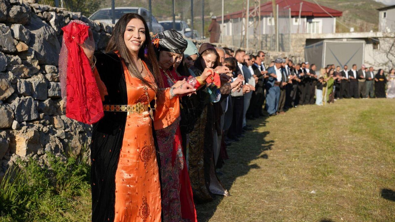 Şırnak’ta aşiretlerin ‘yasak’ kararına rağmen kadınlar halay başına geçti
