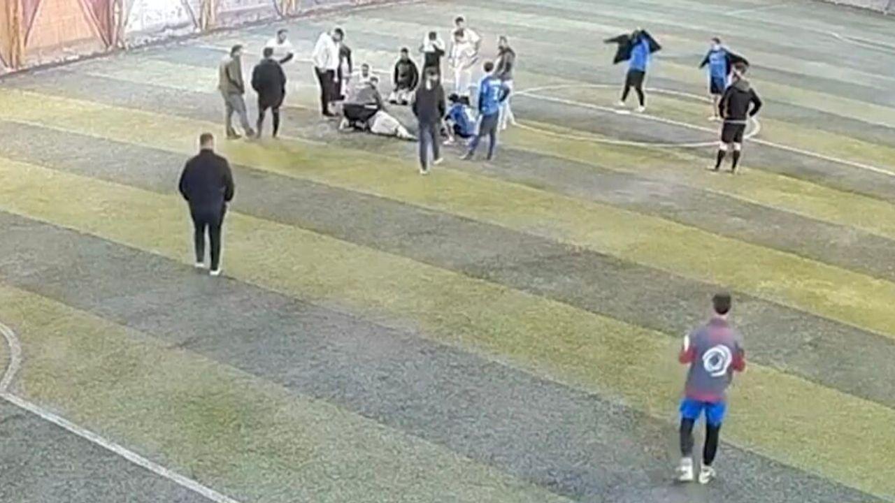 Halı sahada dili boğazına kaçan oyuncuya müdahale kamerada