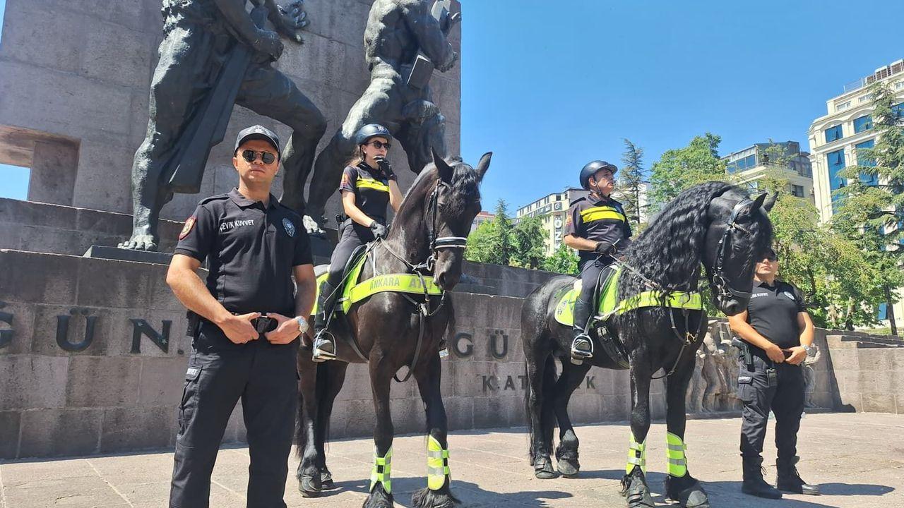NATO Zirvesi öncesi Ankara'da atlı polislerden devriye