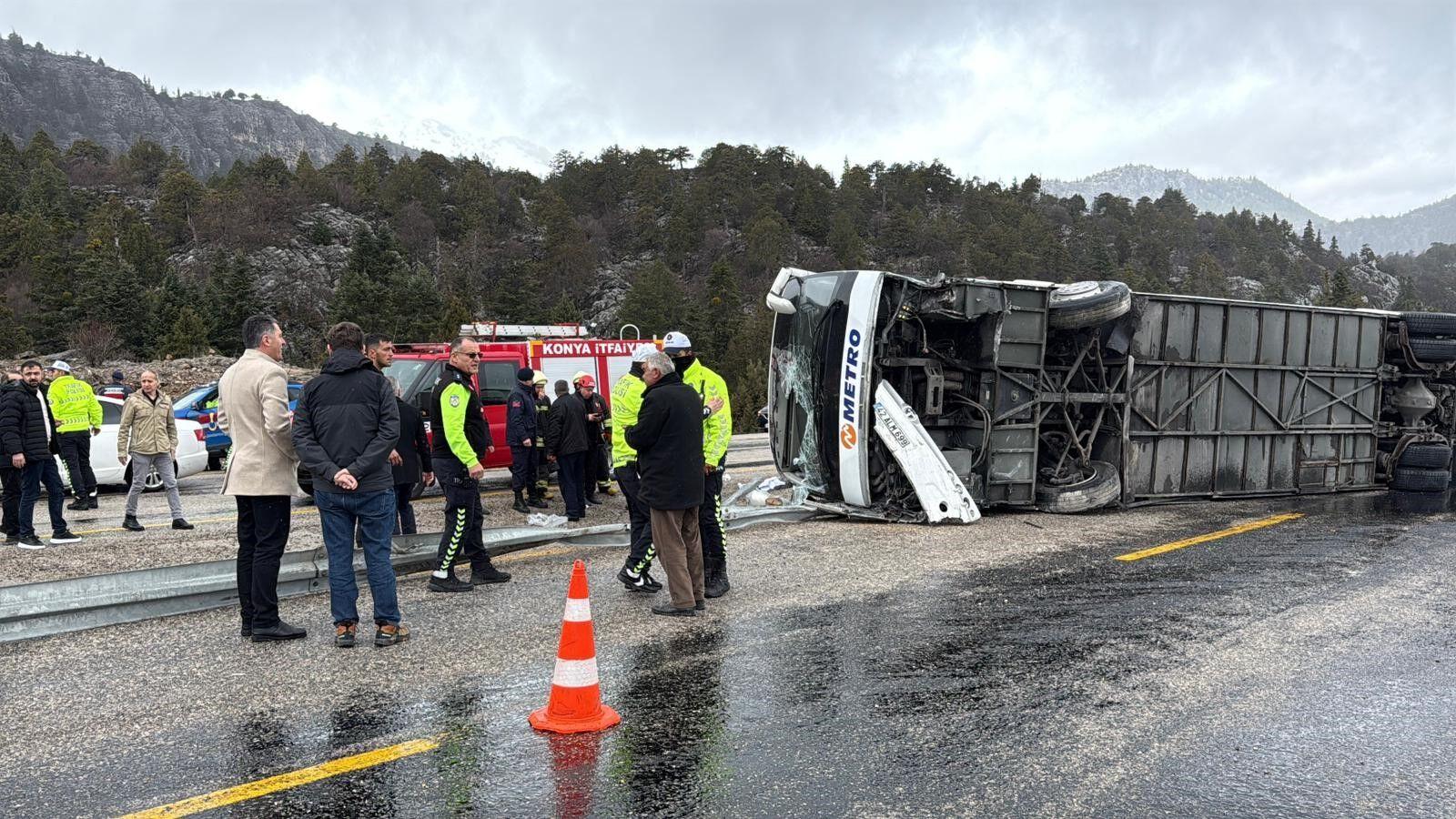Antalya kara yolunda yolcu otobüsü devrildi; 2'si ağır 15 yaralı