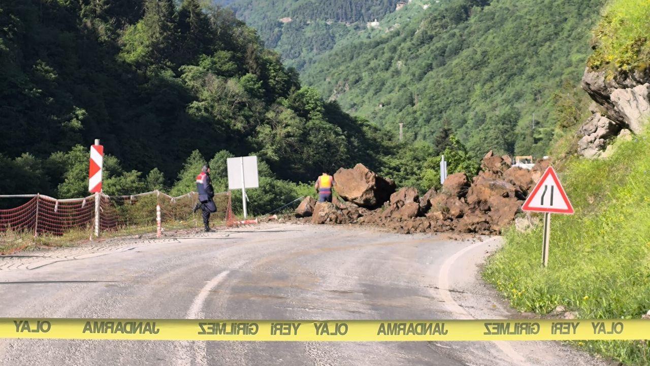 Trabzon-Bayburt kara yolu heyelan nedeniyle ulaşıma kapandı