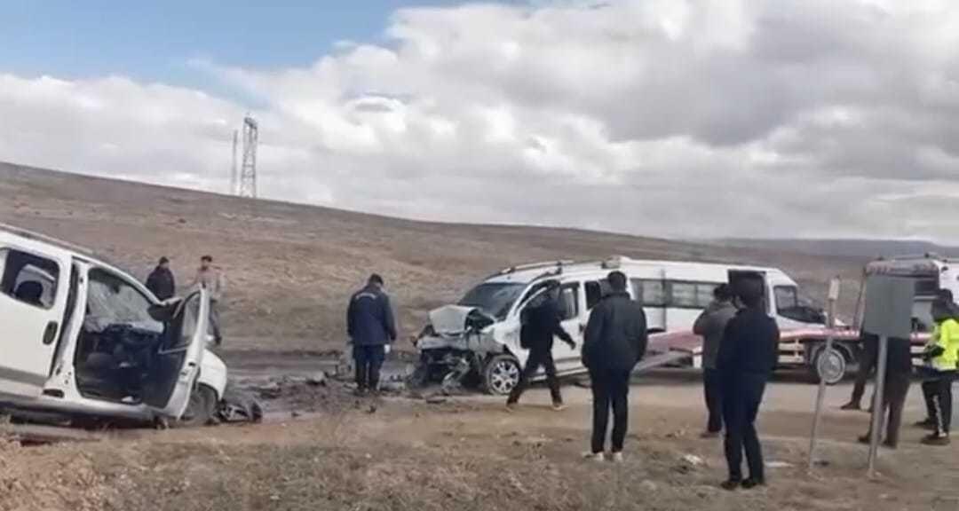 İki hafif ticari araç kafa kafaya çarpıştı; 2'si ağır, 4 yaralı