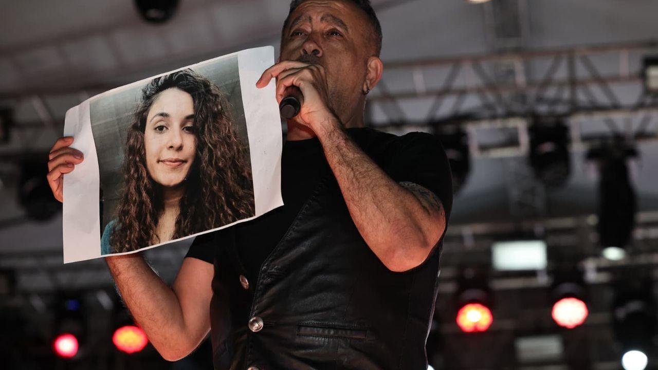 Haluk Levent, konserde Gülistan Doku’nun posterini açıp türkü seslendirdi