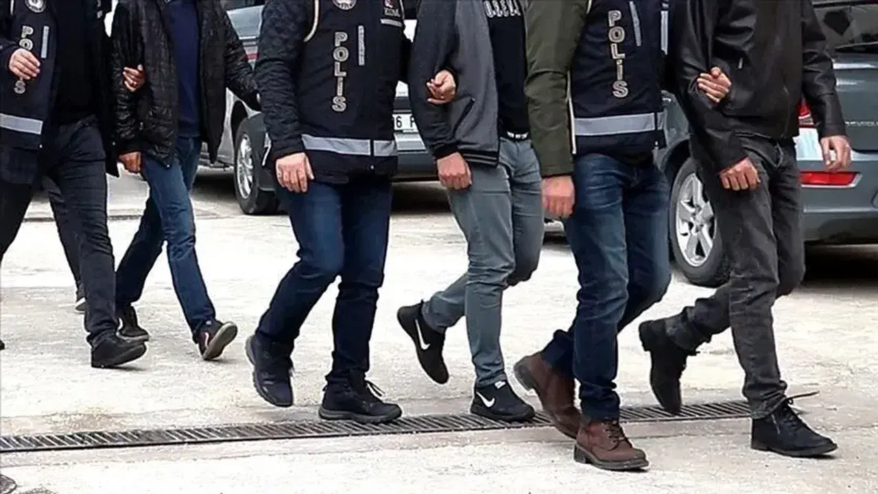İnternetten araç satanları 4 milyon TL dolandıran 17 şüpheli yakalandı
