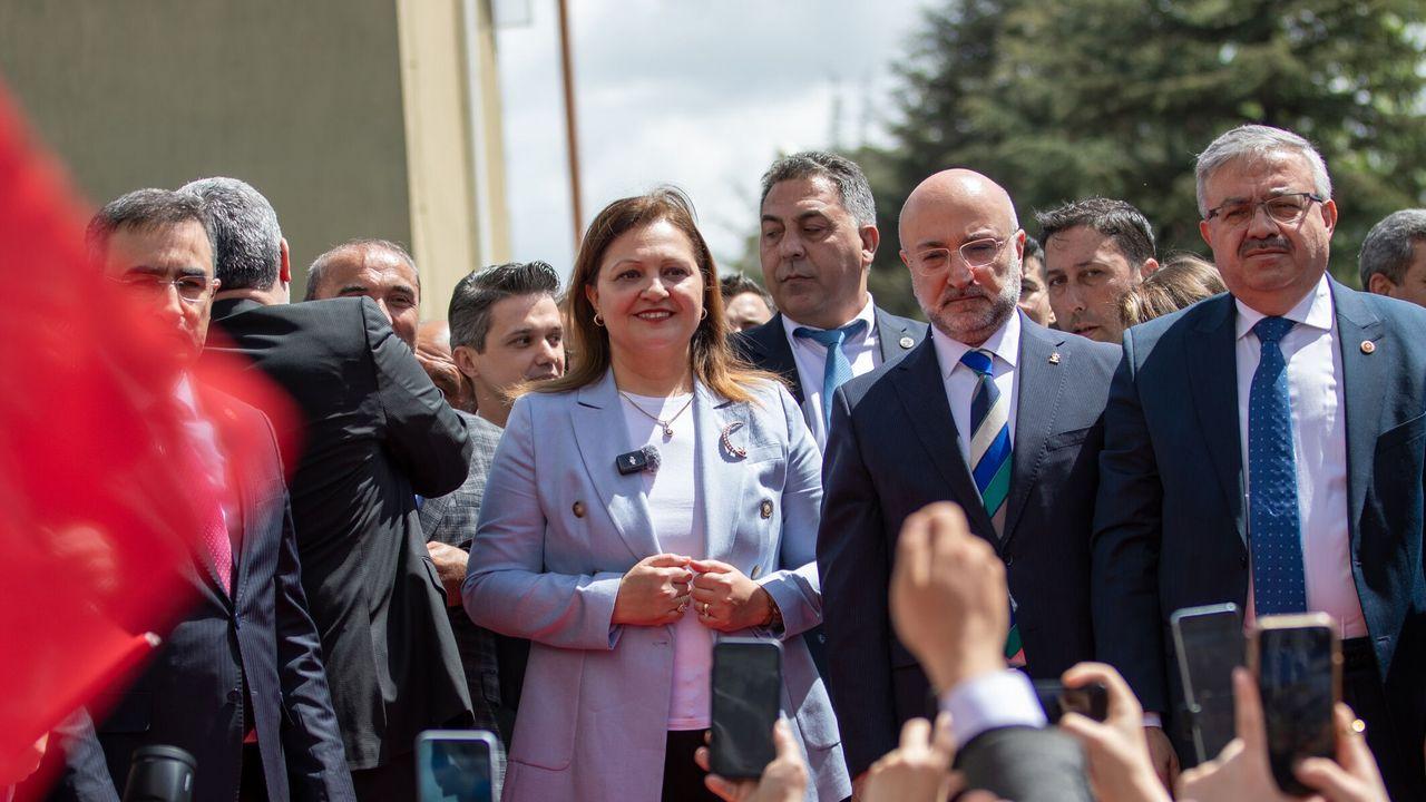 AK Parti'ye geçen Burcu Köksal'a, Afyonkarahisar Belediyesi önünde mehterli karşılama