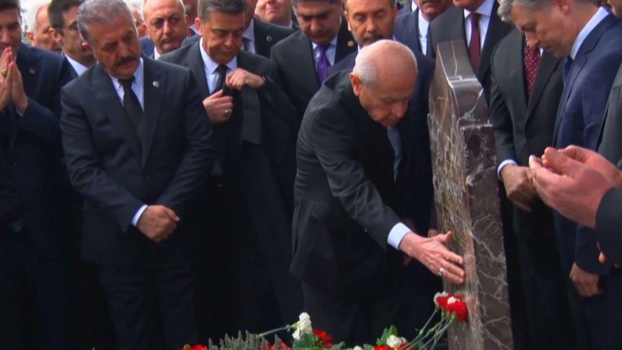 Bahçeli, Türkeş'in kabrini ziyaret etti