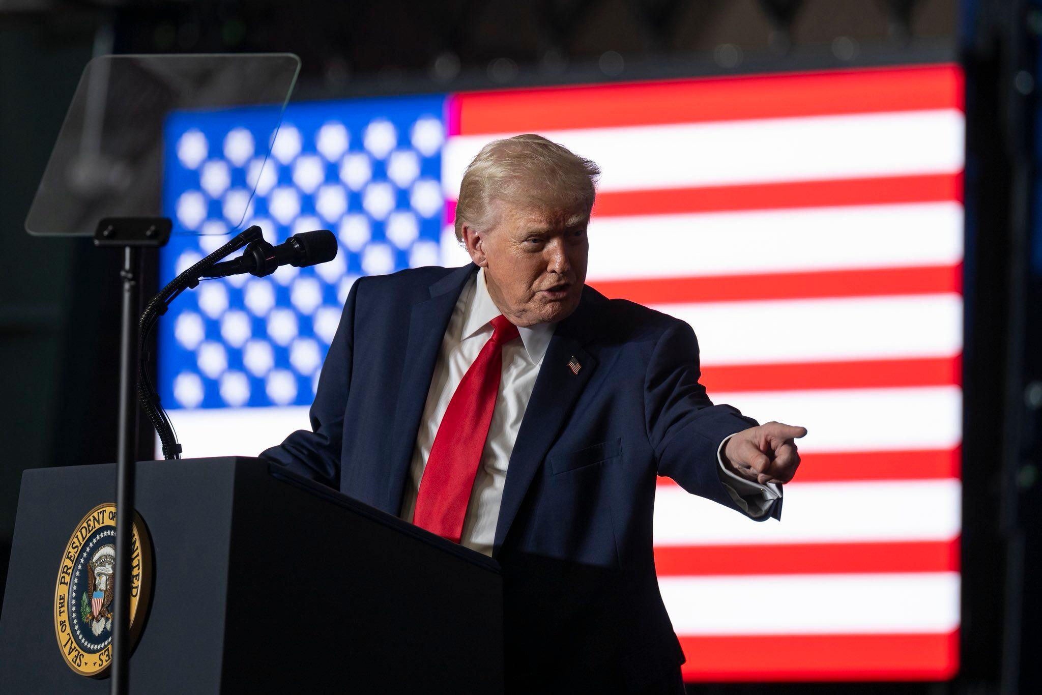 Trump: İran'ın rejimini askeri, ekonomik ve diğer yollarla yok ediyoruz